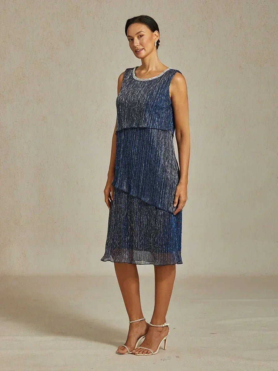 Vestido midi de gasa plisada metalizada con cuello redondo de pedrería - Nhaura