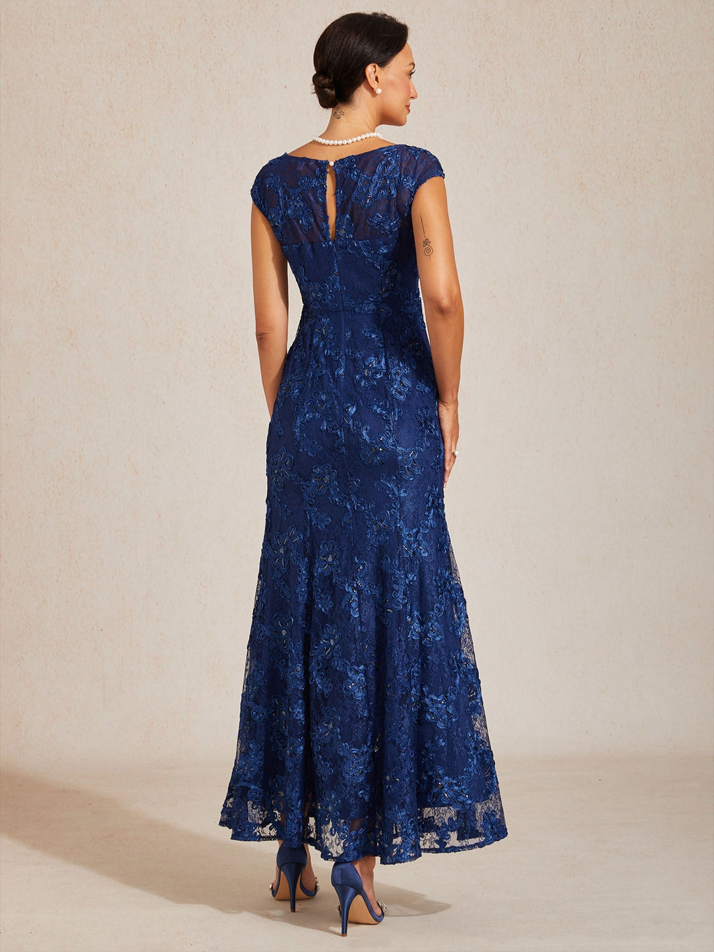 Vestido sirena de encaje rosetón con manga corta y escote en V - Nhaura