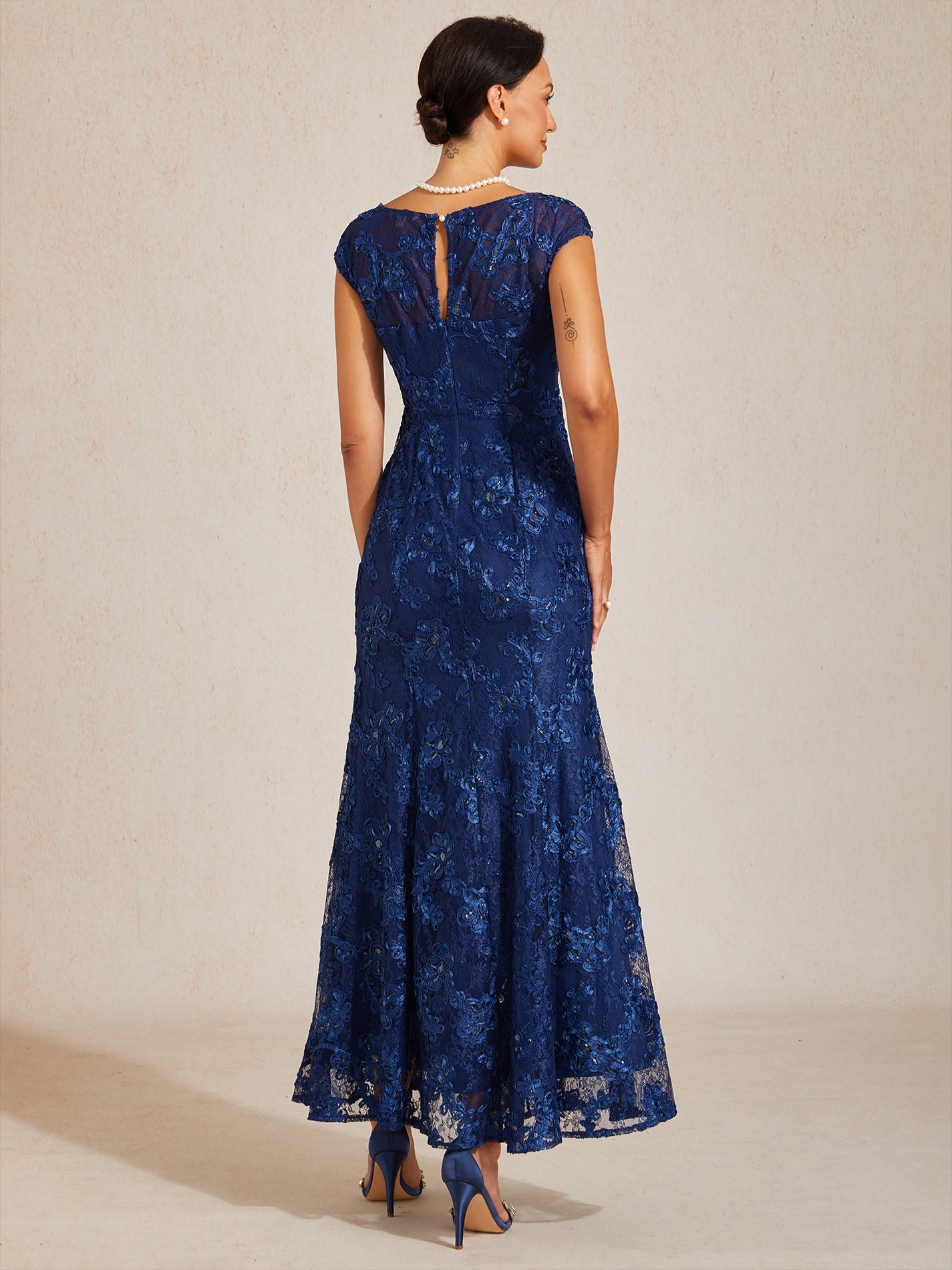 Vestido sirena de encaje rosetón con manga corta y escote en V - Nhaura